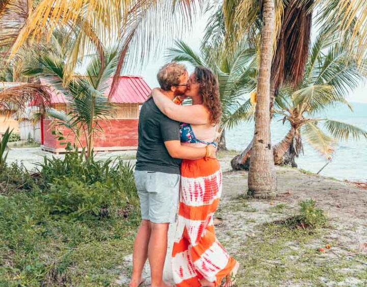 San-Blas-Islands-Panama-Couple-Kissing