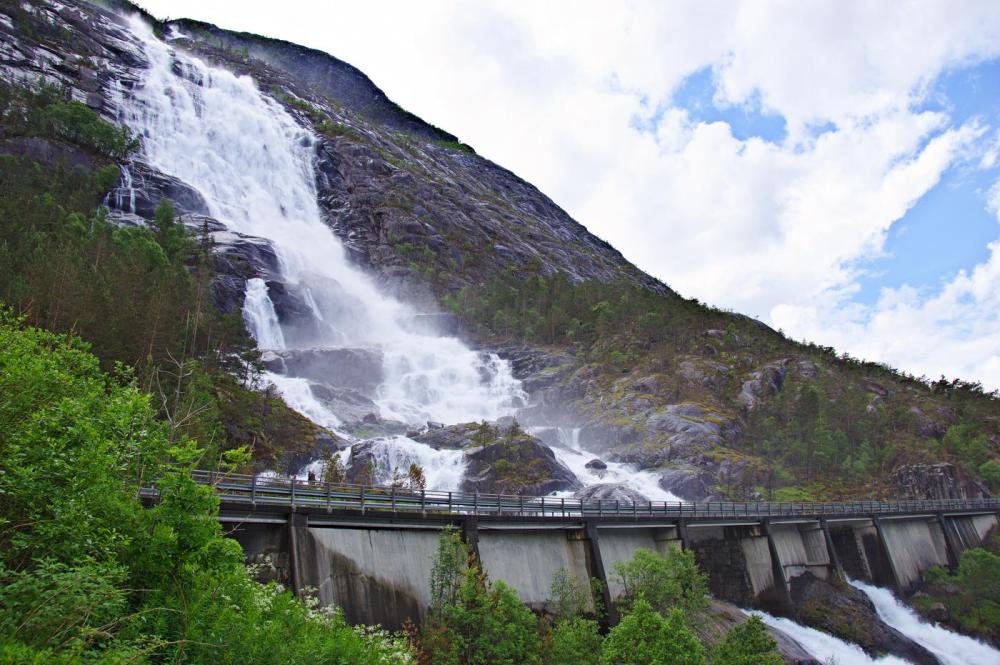 14 Amazing Waterfalls Around The World You Have To Travel To See! (11)